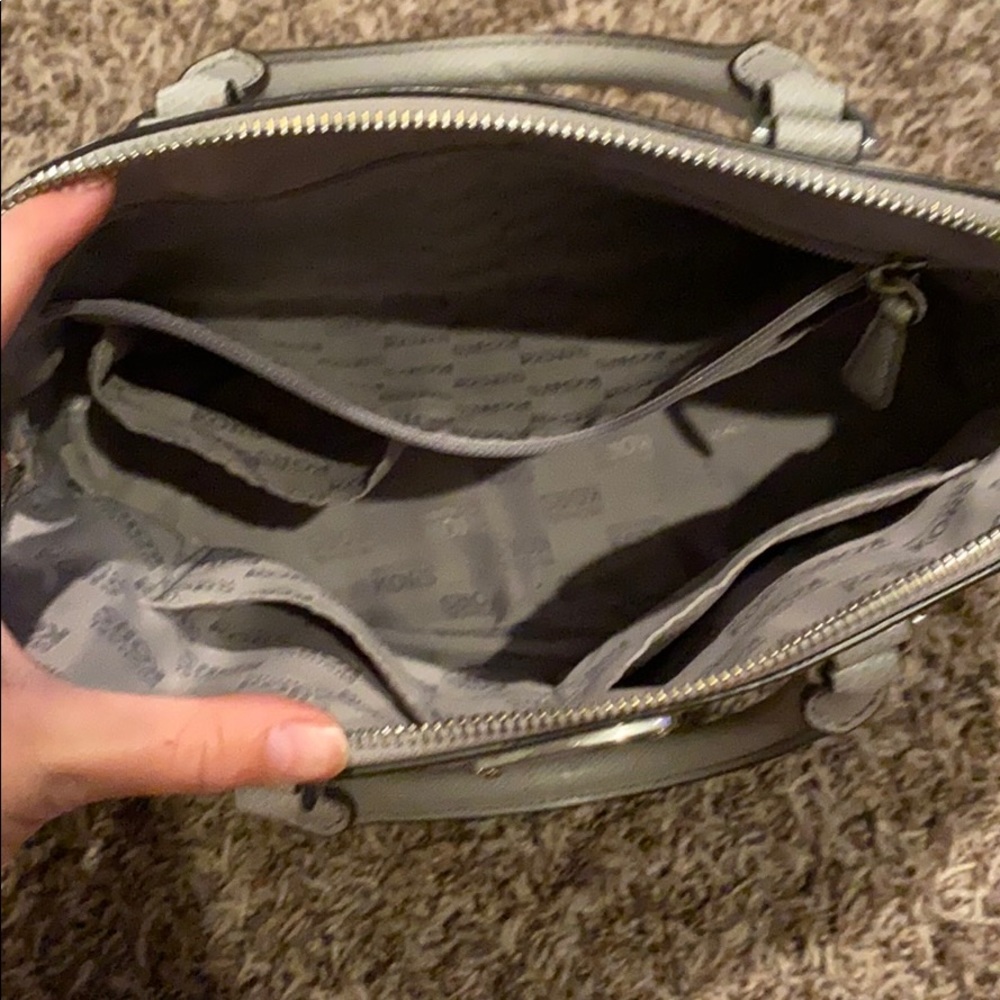 Authentic Michael Kors pearl gray leather purse - Picture 4 of 7